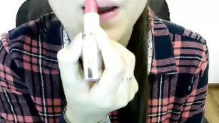 Симпатичная дева Nateel18 красит губы в привате