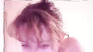 Озорная баба IKatrinka раздевается до гола