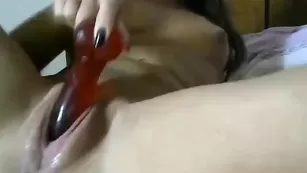 Распутная шалава 00mira00 мастурбирует бритую пизду