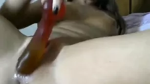 Распутная шалава 00mira00 мастурбирует бритую пизду