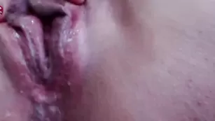 Черноволосая путана Bellastephanie трахает себя самотыком