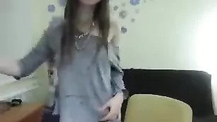 Роскошная чертовка Viki_mykross ласкает бритую пизду