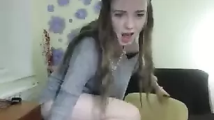 Роскошная чертовка Viki_mykross ласкает бритую пизду