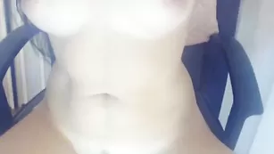 Sexysuchkaxxx пытается засунуть кулачек в свою киску