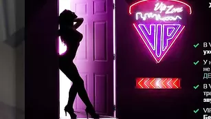 Sexysuchkaxxx пытается засунуть кулачек в свою киску