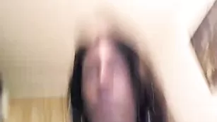 Шикарная красотка играется с игрушкой и пилоткой