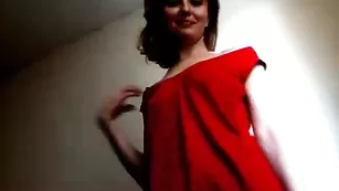 Vic1toria эротично танцует в платье