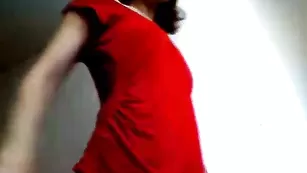 Vic1toria эротично танцует в платье