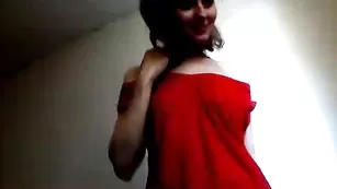 Vic1toria эротично танцует в платье