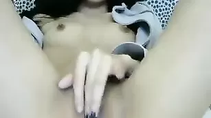 Смазливая брюнетка Cutest_asian мастурбирует пизду