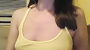 sexycat34 нежная малышка в майке без лифчика