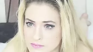 Симпатичная самка serenasprite смакует жарким телом