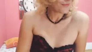 Nadinna умелая мамашка в эротическом наряде