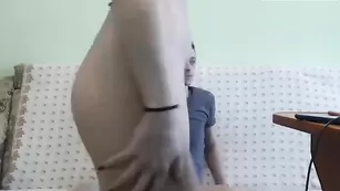 Blueeyescpl молодая красотка играет с членом