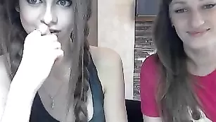 KatrinaDollX раздевается с подругой