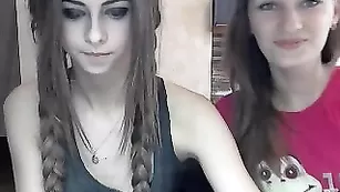 KatrinaDollX раздевается с подругой