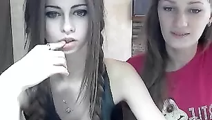 KatrinaDollX раздевается с подругой