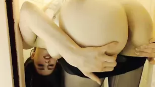 Vickypeaches трахается в туалете