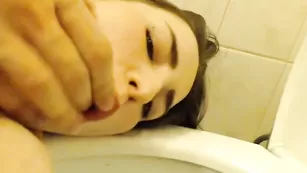 Vickypeaches трахается в туалете