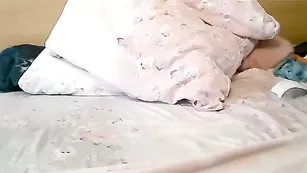 Sexykisa22522 трахает свои дырочки перед вебкамерой