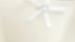 Смазливая детка Bellecurve мастурбирует секс игрушкой