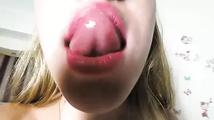 Сексуальная телка Sexyiass смачно мастурбирует пизду