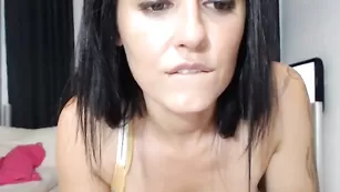 Горячая красотка Melissa_sucre обнажает большие сиськи