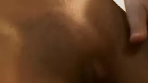 Kapriska охотно сует пальчики в киску