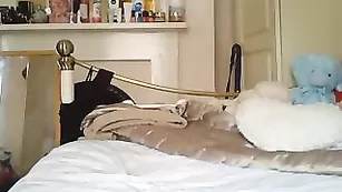 Зажигательная шмара riamartinez ласкает свое нежное тело