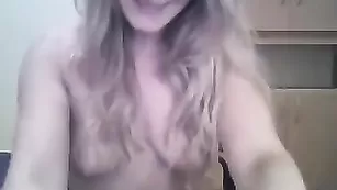 Озорная телка Kickatz мастурбирует влагалище