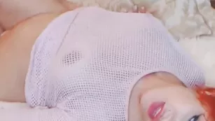 sexsmells обожает ласкать своё тело