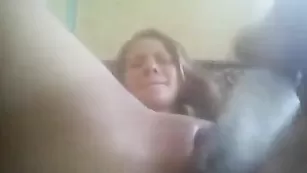 Красивая девушка Sexymonique мастурбирует свою писечку