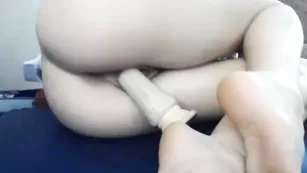 Chroniclove смачно долбит себя дилдо