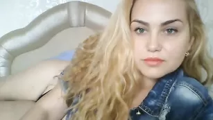 Фигуристая красотка foxamanda с большими сиськами и огромной попкой знает свое дело