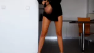 Шикарная шлюшка sassycassie эротично танцует