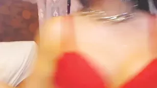 Сногсшибательная SexySu4ka облизывает черный дилдо