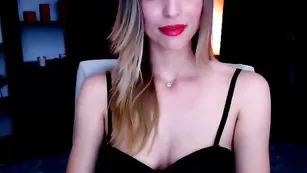 Sophieangel куколка трахает пилотку игрушкой