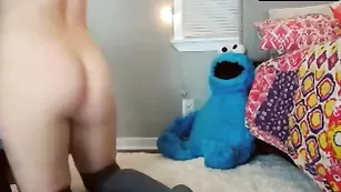 Рыжая красавица HollieCakes позирует в одних чулочках