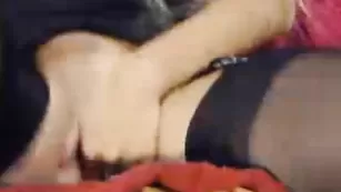 Длинноногая блонда nylonqueen балует пизденочку своими пальчиками