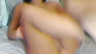 MiaGreat шикарная брюнетка смазала прелести маслом