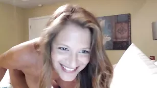 Милая женщина Southernmilf ласкается с ярким фаллосом