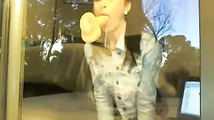 Itscleo увлеклась игрой с дилдо