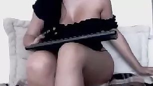 Зажигательная черноволосая крошка princesscorine хвастается пилоткой