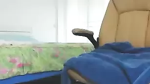 Гибкая крошка sweetlassly обкатывает резиновый хуй