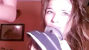 Знойная молодушка Energetiki получает сперму в ротик