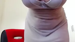 intensemadam раздевается и показывает пышные булки