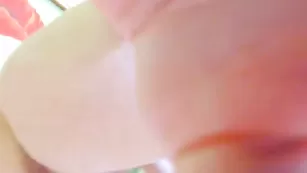 ole4kaangel нежно трахает себя в попку игрушкой