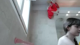 Сучка дрочит в душе