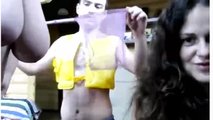 Смазливые курвы xGREATSEXx демонстрируют молочные железы