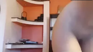 Блондинка Sassyhelen мастурбирует киску